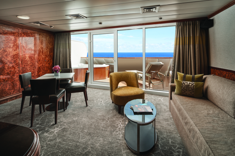 Suite med opholdsstue ombord på Norwegian Sky krydstogtskibet