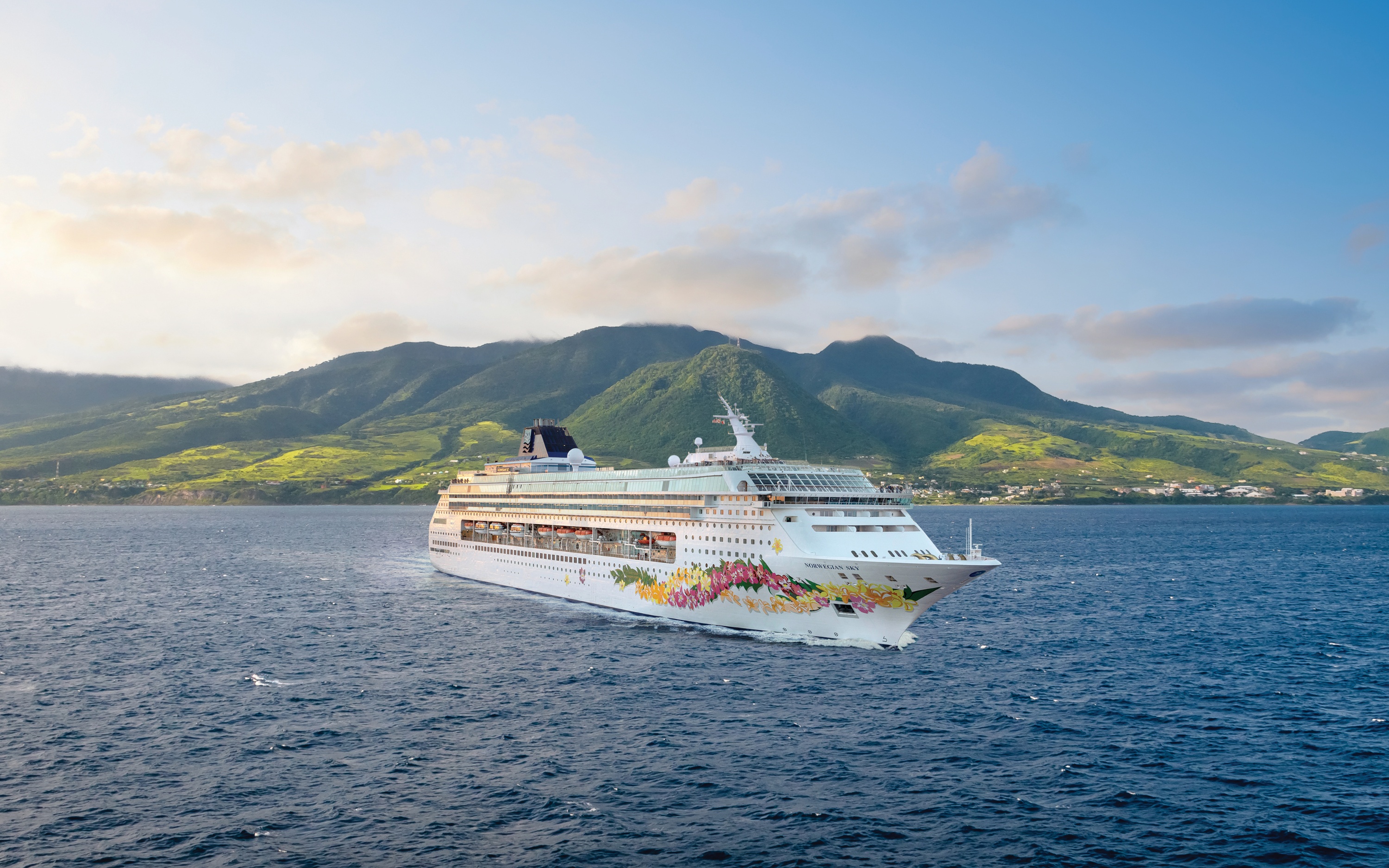Norwegian Sky krydstogtskibet i havn